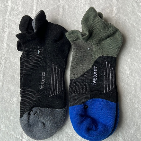 Feetures Other - ( 2) Feetures  Elite Max Cushion No Show Tab Socks